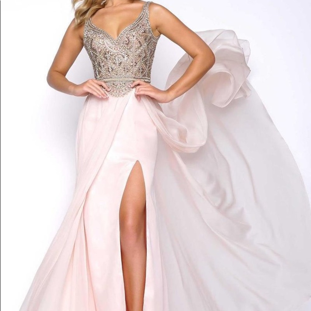 Porcelain colored Mac Duggal gown NWT